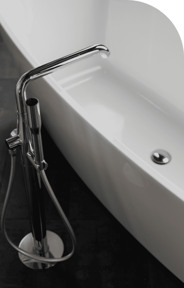 Moderne Badewanne mit Wasserhahn