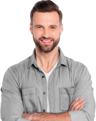 Junger Mann im grauen Hemd